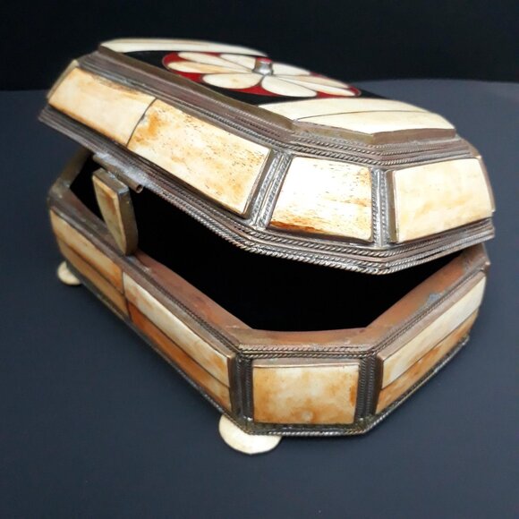 Moroccan Inlaid Bone and Brass Lidded Trinket or Jewelry Box - Picture 6 of 9
